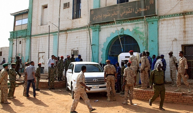 السودان: إخلاء مساجين من سجن كوبر وتضارب الأنباء حول خروج البشير
