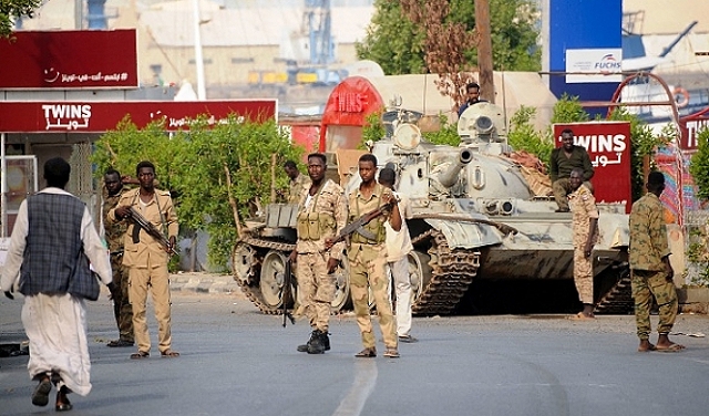  السودان: تجدد الاشتباكات بالخرطوم وتسارع إجلاء الدبلوماسيين والأجانب