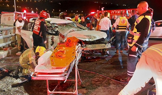أصيب شخصان ، أحدهما في حالة خطرة ، في حادث ألحق الأذى بالنفس بالقرب من يوكنعام
