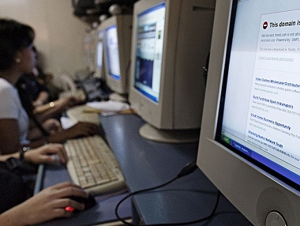 %90 من المراهقات والشابات في الدول الفقيرة محرومات من الإنترنت