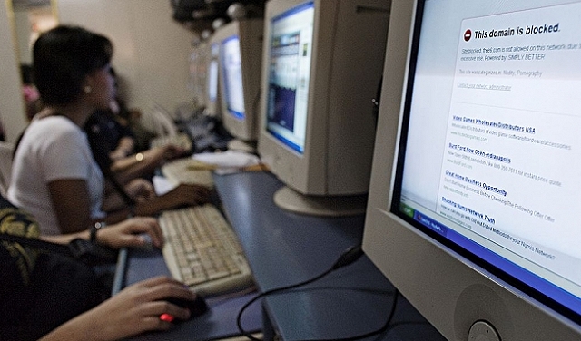 %90 من المراهقات والشابات في الدول الفقيرة محرومات من الإنترنت