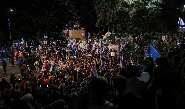 وشارك في المظاهرة اليمينية نحو 200 ألف شخص دعما لخطة الحكومة لإضعاف القضاء