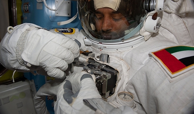 أول رائد فضاء عربي يسير في الفضاء