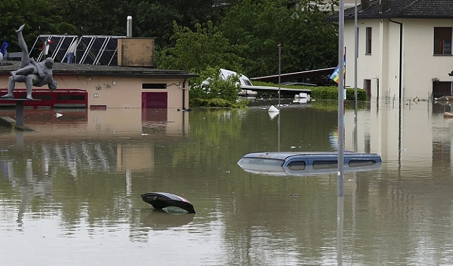 إيطاليا: لقي شخصان على الأقل حتفهما بسبب الفيضانات