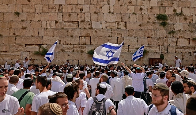 الحكومة الإسرائيلية: "موكب الأعلام" سوف تمر عبر باب العامود ، حتى على حساب التصعيد