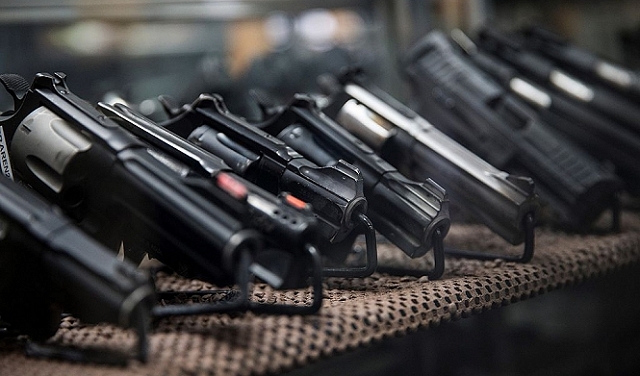 الولايات المتّحدة: قاضٍ فدراليّ يلغي حظر بيع المسدّسات للشباب
