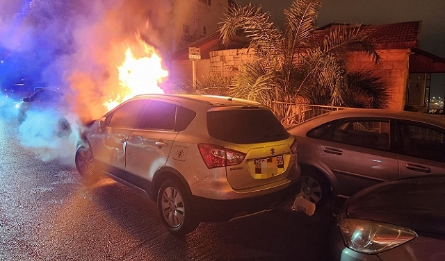     اشتعال النيران في سيارات ودراجات نارية في حيفا