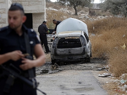 مستوطنون يحرقون مركبة بالقدس والاحتلال يهدم منشآت زراعية بالضفة