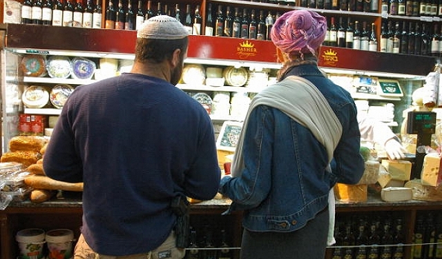 غلاء المعيشة بإسرائيل: شركات الحليب والغذاء ترفع الأسعار بنسبة تصل لـ 7.4%