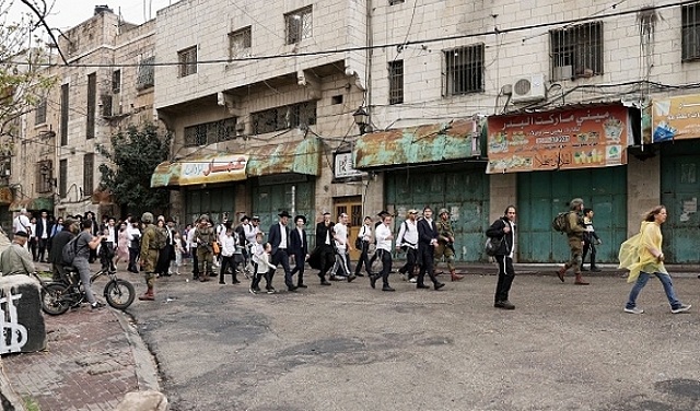     يواصل الاحتلال حصاره لمدينة المغير وسير المستوطنين في الخليل.