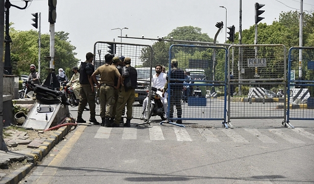 باكستان: 4 قتلى بانفجار سيارة مفخخة عند نقطة تفتيش للشرطة