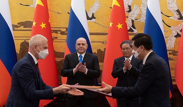 وقال رئيس مجلس الدولة الصيني لنظيره الروسي: نحن مستعدون لتعزيز التعاون الشامل مع موسكو