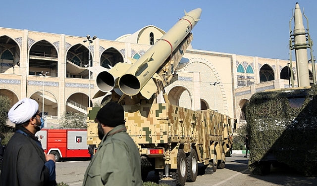 كشفت إيران عن صاروخ باليستي جديد اسمه 