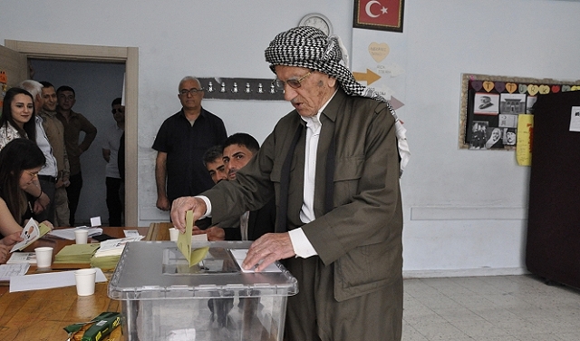 رئيس البرلمان التركي: الانتخابات تجري بهدوء وسكينة