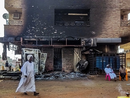 السودان: 17 قتيلا بقصف مدفعي بالخرطوم وتمديد إغلاق المجال الجوي