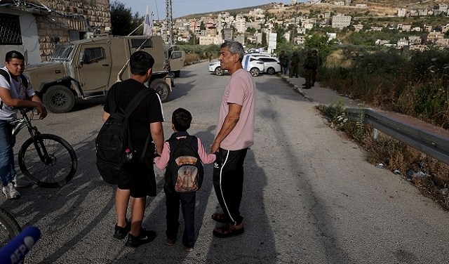 بحماية جنود الاحتلال: مستوطنون يغلقون مدخل اللبن الشرقيّة شماليّ الضفة