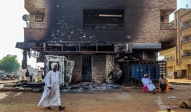 السودان: مقتل 17 شخصا بقصف مدفعي في الخرطوم وتمديد الاغلاق الجوي.