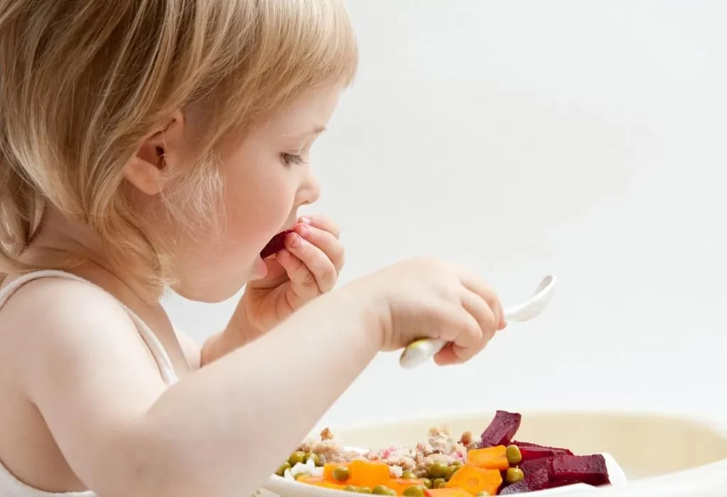 نصائح لتغذية الطفل تحت عمر السنتين 