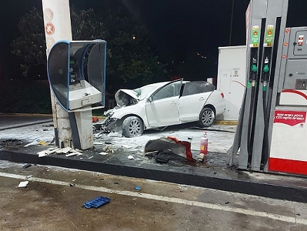 4 إصابات خطيرة ومتوسطة إثر اصطدام سيارة بمحطة وقود في بير المكسور
