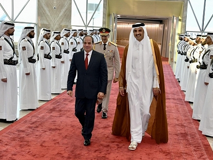 السيسي يبحث مع أمير قطر تعزيز العلاقات الثنائية وقضايا إقليمية