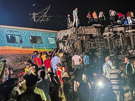207 قتلى على الأقلّ ومئات الجرحى بحادث اصطدام  بين ثلاثة قطارات في الهند 