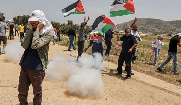 إصابة العشرات خلال تفريق الاحتلال مسيرات في الضفة