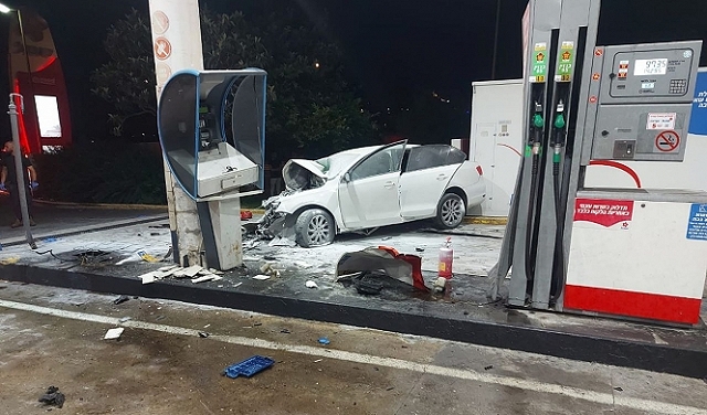 4 ـ اصابات خطيرة ومتوسطة اثر اصطدام سيارة بمحطة بنزين في بئر المكسور