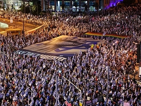 عشرات الآلاف يتظاهرون في تل بيب وأمام منزل نتنياهو ضد إضعاف القضاء
