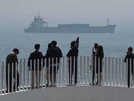 سفينتان أميركية وكندية تعبران مضيق تايوان