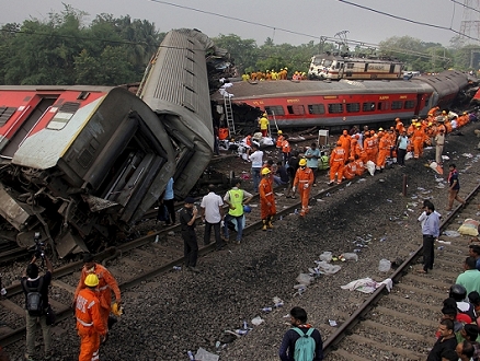 الهند: تقرير أولي يرجح سبب حادث تصادم القطارات