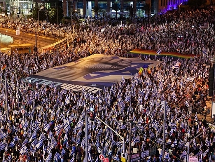عشرات الآلاف يتظاهرون في تل بيب وأمام منزل نتنياهو ضد إضعاف القضاء