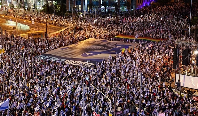 عشرات الآلاف يتظاهرون في تل أبيب وأمام منزل نتنياهو احتجاجا على إضعاف القضاء