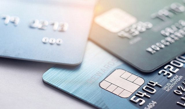 الفرق بين بطاقات الائتمان وبطاقات الخصم: الفوائد المالية والعيوب