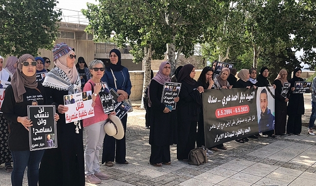 تمديد اعتقال قاتل الشهيد ديار العمري ووقفة احتجاجية أمام المحكمة