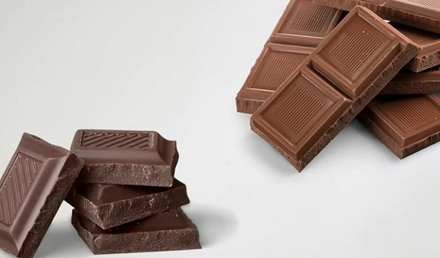 المقارنة والتباين بين الشوكولاتة الداكنة والشوكولاتة بالحليب: أيهما أكثر صحة ولماذا؟