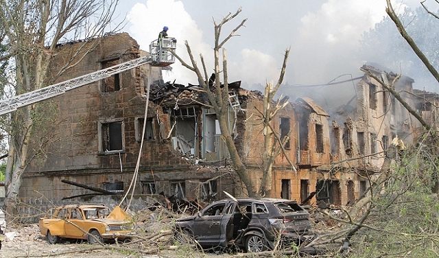 مقتل طفلة وإصابة 22 شخصًا في قصف جوي روسي في دنيبرو الأوكرانية