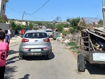 الضفة: مستوطنون يعتدون على فلسطينيين وممتلكاتهم بحماية الاحتلال