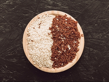 الفرق بين الأرز الأبيض والأرز البني: اختلاف التغذية والمذاق