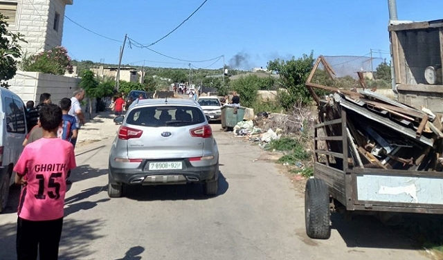 الضفة: مستوطنون يعتدون على فلسطينيين وممتلكاتهم بحماية الاحتلال