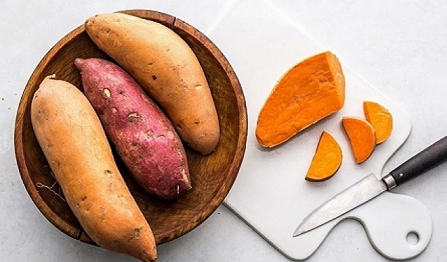 الفرق بين البطاطا الحلوة والبطاطا: القيمة الغذائية واختلاف الطعم