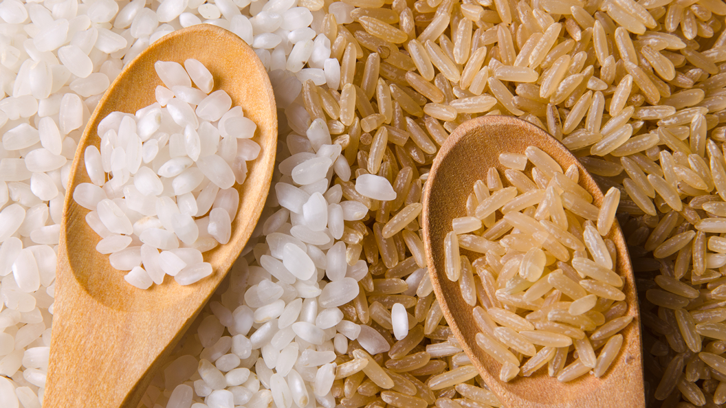 الفرق بين الأرز الأبيض والأرز البني: اختلاف التغذية