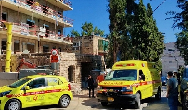 إصابة خطيرة لعامل سقط من علو في القدس