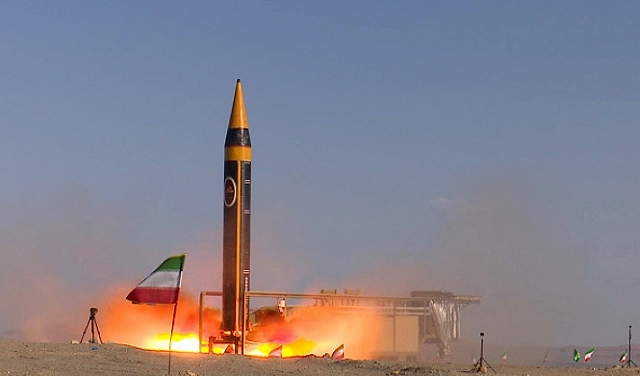 إيران: الحرس الثوري يستعرض صاروخ 