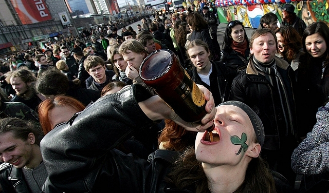 وفاة 30 شخصا بروسيا نتيجة تسممهم بمشروبات كحولية مغشوشة
