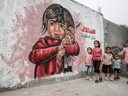 غرافيتي: أطفال غزة وسط منازل دمّرها الاحتلال
