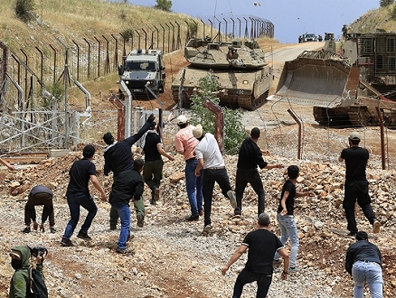 الجيش الإسرائيلي يستهدف متظاهرين لبنانيين على الحدود بقنابل غاز