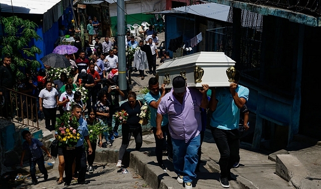 امرأة تستفيق داخل نعش خلال جنازتها في الإكوادور