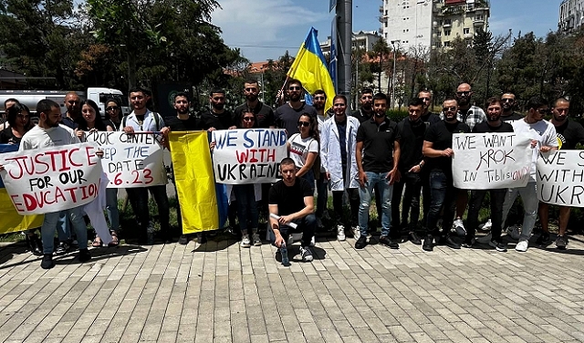 طلاب الطب من البلاد في جورجيا يتظاهرون أمام سفارة أوكرانيا