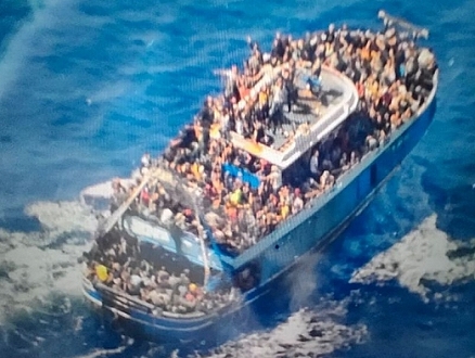 اليونان: توقيف تسعة مصريين يشتبه بأنهم مهرّبون بعد مأساة غرق المهاجرين