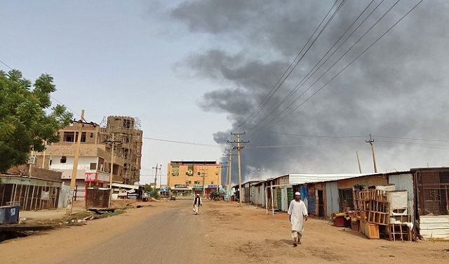 وتتواصل الاشتباكات في العاصمة السودانية وتخوضها أسلحة ثقيلة 